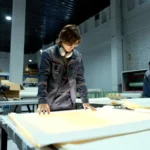 Pekerja memeriksa kualitas produk di area produksi pabrik